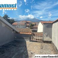 Giarre, casa indipendente con terrazzo e cortile