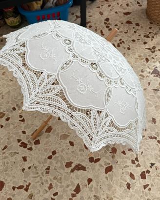 Ombrello parasole in pizzo bianco e legno