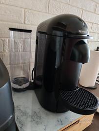 macchina caffè nespresso con capsule