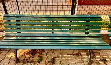 Panchine da giardino in legno e sruttura in ghisa