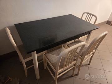 Tavolo e sedie da cucina