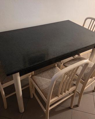 Tavolo e sedie da cucina