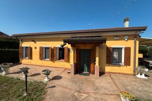 CAVARZERE: 126B: Casa singola con scoperto