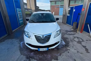 lancia y