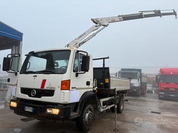 Autocarro Nissan TK 120 gru Bonfiglioli