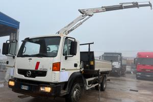 Autocarro Nissan TK 120 gru Bonfiglioli