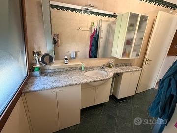 Mobile bagno con lavabo e specchio