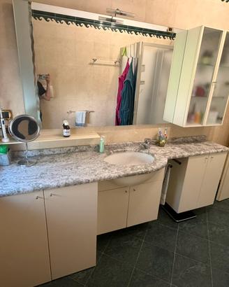 Mobile bagno con lavabo e specchio
