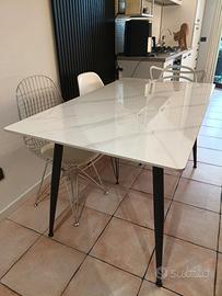 Tavolo da pranzo in pietra sinterizzata e metallo