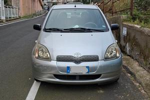 Toyota yaris 2002 1000cc non utilizzata.