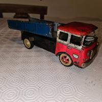 Vecchio camion giocattolo vintage anni 40