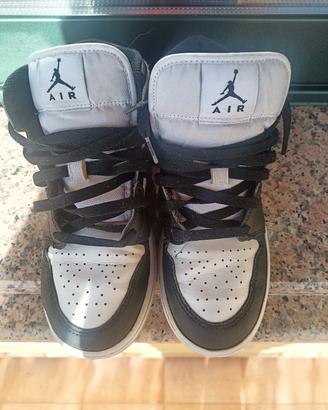 Air Jordan 1 Mid GS "Light Smoke Grey / Black