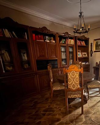 Salotto, tavolo, sedie e mobile
