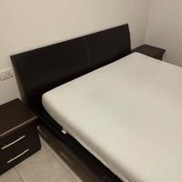 Letto con materasso e 2 comodini
