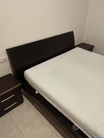 Letto con materasso e 2 comodini
