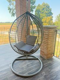 Poltrona sospesa in rattan grigio con cuscini