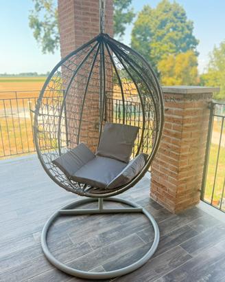 Poltrona sospesa in rattan grigio con cuscini