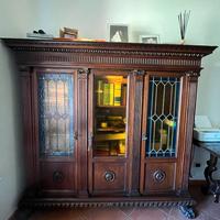 Mobile vetrina in legno con vetri piombati