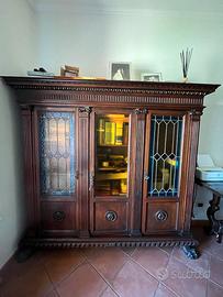 Mobile vetrina in legno con vetri piombati