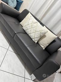 Divano in ecopelle nero