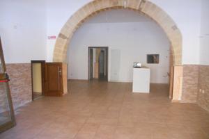 Locale commerciale con spazio esterno L/30