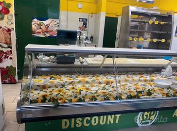 Attrezzatura per salumeria e vetrina refrigerata