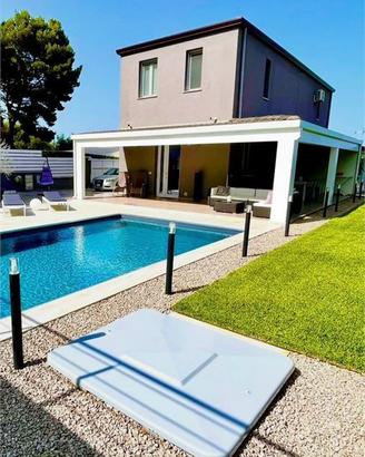 ALTAVILLA MILICIA: VILLA CON PISCINA