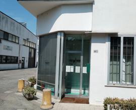 Locali ufficio con posti auto privati e magazzino
