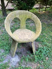 Coppia di sedute in cemento.