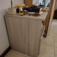 comodino di forma cubica