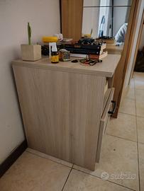 comodino di forma cubica