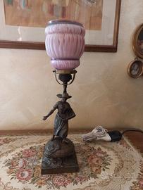 LAMPADA CON FIGURA FEMMINILE CONTADINA