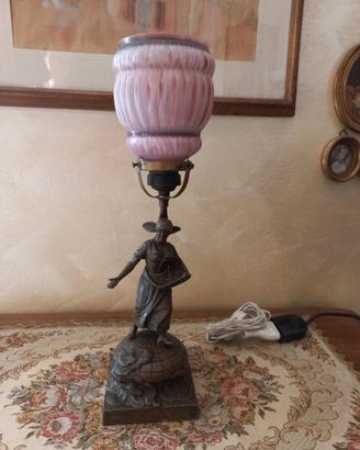 LAMPADA CON FIGURA FEMMINILE CONTADINA