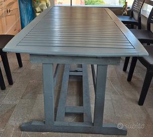 Tavolo e sedie in legno