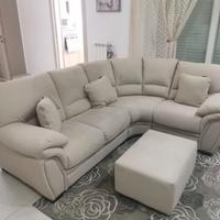 Divano beige curvo