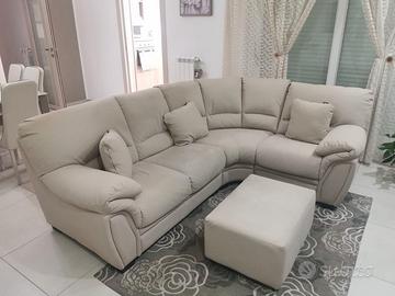 Divano beige curvo