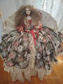 Bambola in porcellana da arredo e collezione