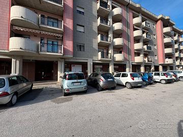 Locale commerciale-121mq con vetrine fronte strada
