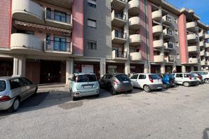 Locale commerciale-121mq con vetrine fronte strada