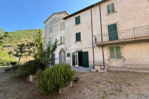 CASA INDIPENDENTE A SCHEGGIA E PASCELUPO