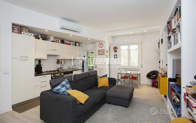 2 LOCALI CON BALCONE