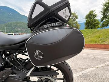 Borse laterali semirigide con supporti C-BOW