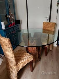 Tavolo in cristallo con tronco robusto e sei sedie