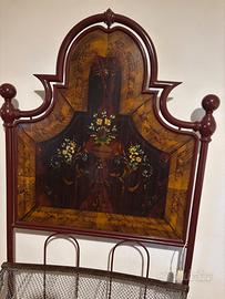 Letto in ferro con dipinti floreali dotato di rete