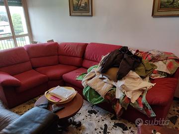 divano rosso ad angolo 