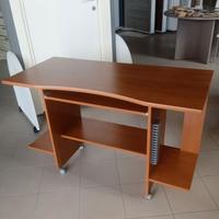 scrivania porta computer