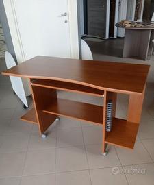 scrivania porta computer