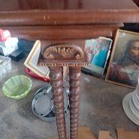 colonna in legno intrecciato