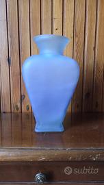 Vaso vintage in vetro satinato azzurro polvere