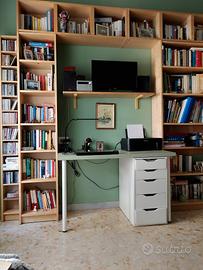 libreria di frassino e armadio a due ante scorrevo